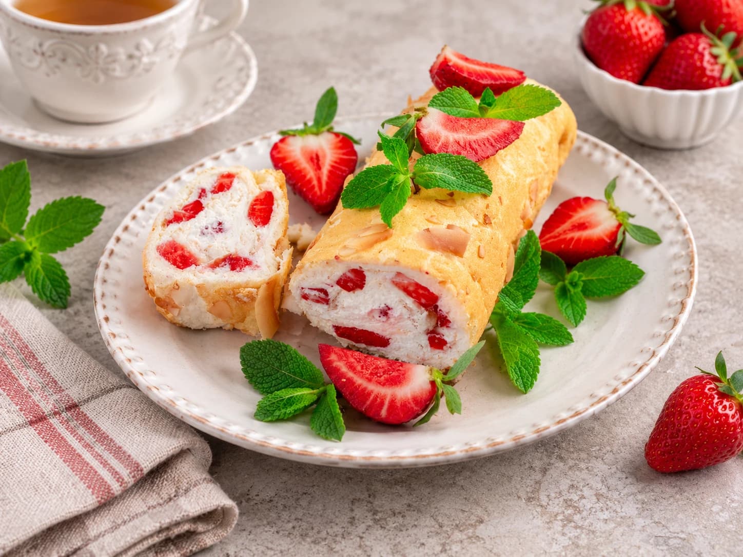 Меренговый рулет ПП с рикоттой и клубникой